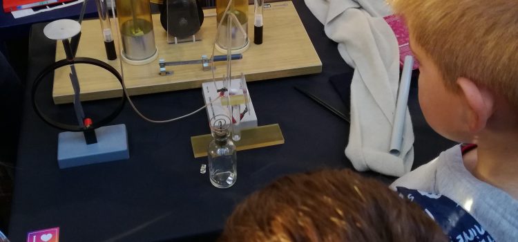 Protégé : LES CM1-CM2 à la fête de la science Protégé : LES CM1-CM2 à la fête de la science
